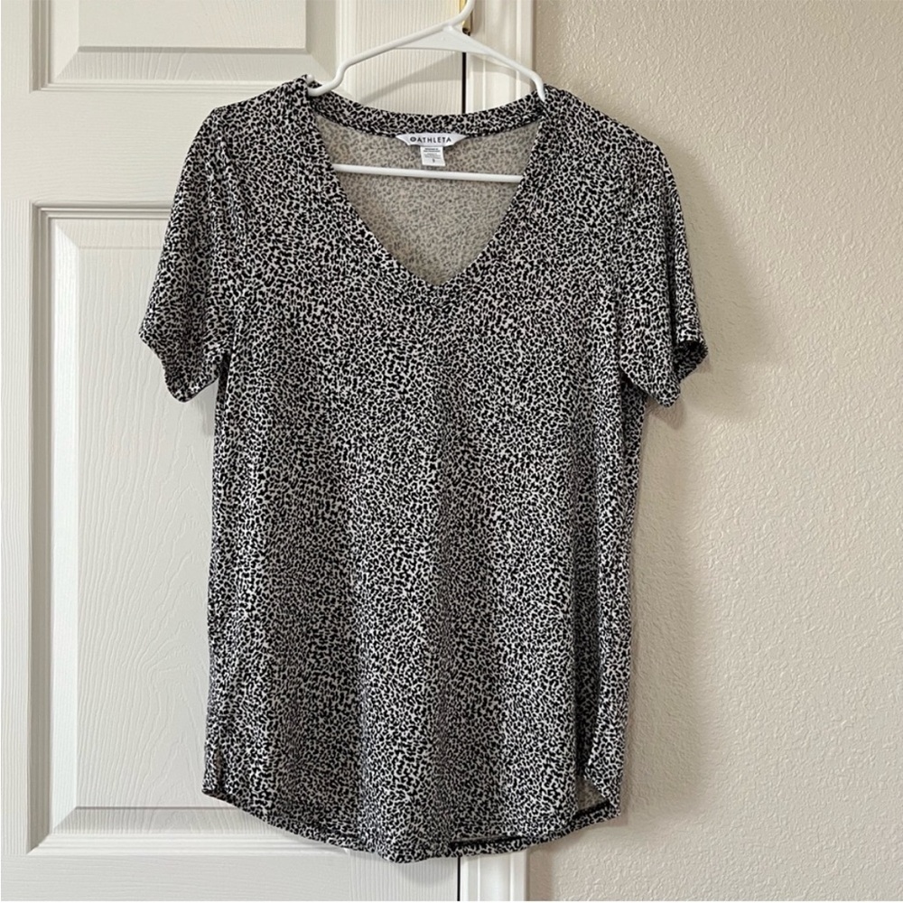Athleta Women’s Snow Leopard Breezy Scoop V-Neck Short Sleeve Top - Small